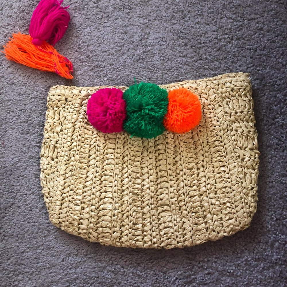 WOVEN CLUTCH BAG WITH COLORFUL YARN DETAILS‎